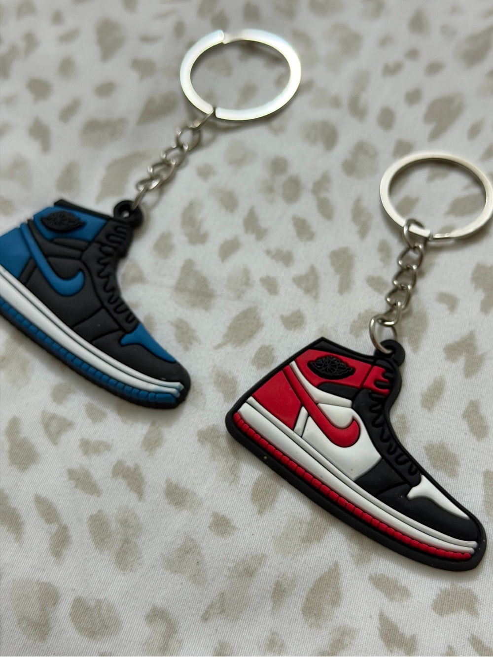 Keychain Set Color: Blue & Red. - Picture 2 of 4